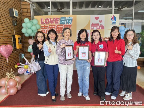 ▲台南市府舉行績優志工表揚典禮,黃偉哲市場到場親頒獎肯定志工付出。(記者林東良翻攝,下同)