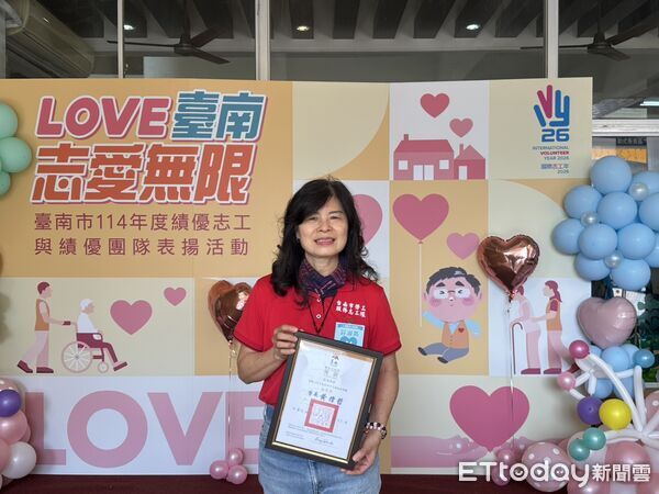 ▲台南市府舉行績優志工表揚典禮,黃偉哲市場到場親頒獎肯定志工付出。(記者林東良翻攝,下同)