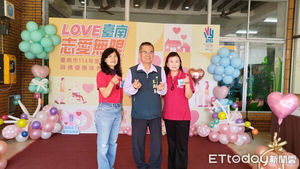 ▲台南市府舉行績優志工表揚典禮,黃偉哲市場到場親頒獎肯定志工付出。(記者林東良翻攝,下同)