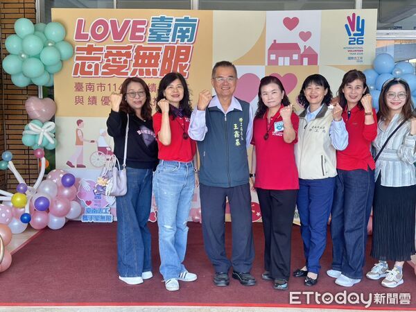 ▲台南市府舉行績優志工表揚典禮,黃偉哲市場到場親頒獎肯定志工付出。(記者林東良翻攝,下同)