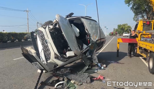 ▲▼ 雲林台1線一輛轎車自撞路樹,車內一家四口受傷送醫。(圖/記者游瓊華翻攝,下同)