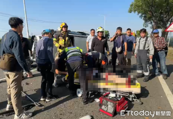 ▲▼ 雲林台1線一輛轎車自撞路樹,車內一家四口受傷送醫。(圖/記者游瓊華翻攝,下同)