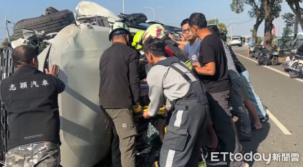 ▲▼ 雲林台1線一輛轎車自撞路樹,車內一家四口受傷送醫。(圖/記者游瓊華翻攝,下同)