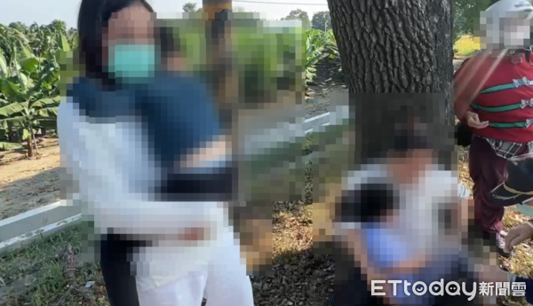 ▲▼ 雲林台1線一輛轎車自撞路樹,車內一家四口受傷送醫。(圖/記者游瓊華翻攝,下同)