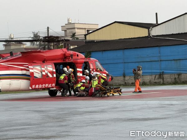 ▲3人前往戲水,不慎困在瀑布下方。(圖/記者陳崑福翻攝)