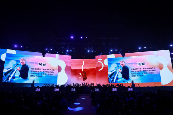 ▲▼ 灣聲樂團以〈最後一夜〉為靈感編曲獻給包含日前驟逝的金曲編曲大師屠穎等11位音樂人,民歌大巨蛋〈廟會〉前奏時把神將、神轎搬上舞台 。(圖/中華音樂人交流協會提供)