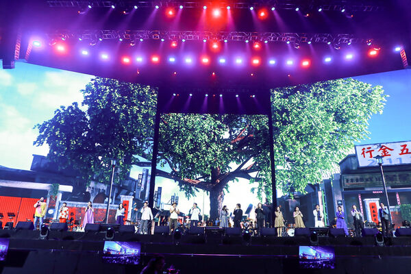 ▲▼ 謝宇威帶領眾歌手演唱《童年》。(圖/中華音樂人交流協會提供)