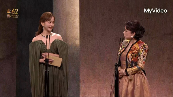 ▲金馬62典禮,頒獎嘉賓,陳意涵+翁倩玉。(圖/翻攝自MyVideo)