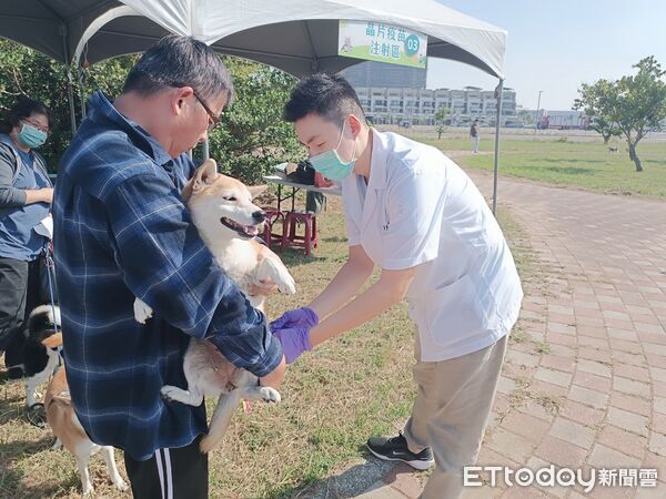 ▲台南安南東和里寵物友善公園啟用,吸引許多飼主帶毛孩共襄盛舉。(記者林東良翻攝,下同)