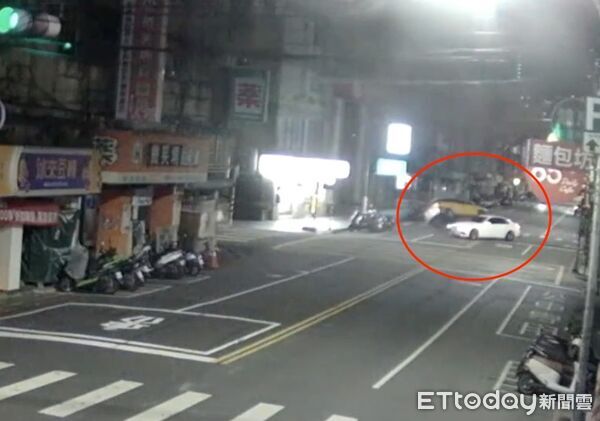 ▲▼監視器拍下撞擊側翻瞬間,計程車側翻在路中間,白色賓士車車頭毀損 。(圖/記者陳以昇翻攝)