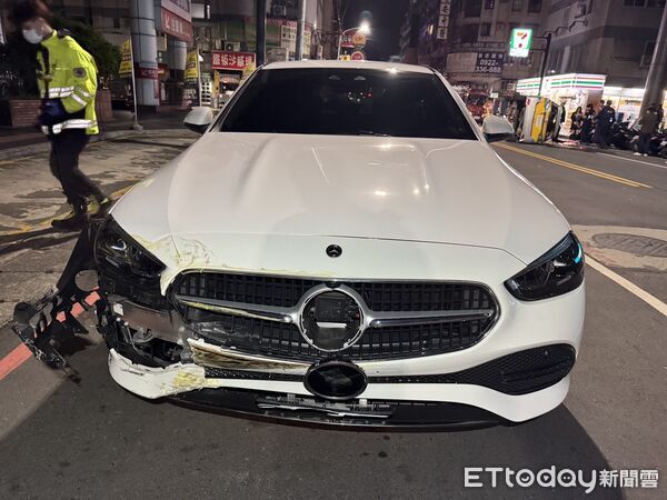 ▲▼監視器拍下撞擊側翻瞬間,計程車側翻在路中間,白色賓士車車頭毀損 。(圖/記者陳以昇翻攝)