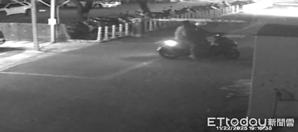 ▲▼屏東2男闖恆春旅遊醫院砸毀救護車。(圖/記者陳崑福翻攝)