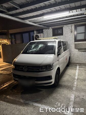 ▲▼屏東2男闖恆春旅遊醫院砸毀救護車。(圖/記者陳崑福翻攝)