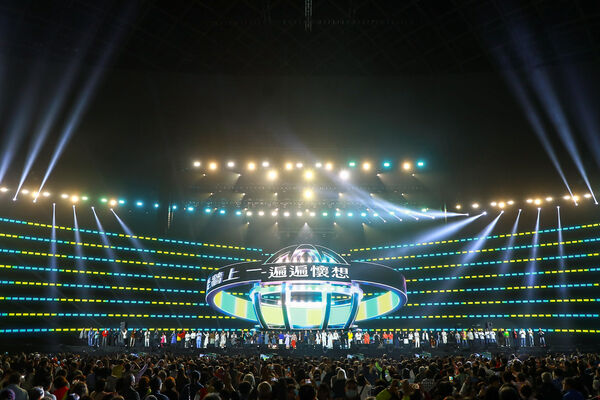 ▲▼ 74位歌手登台大合唱4首經典民歌。(圖/中華音樂人交流協會提供)