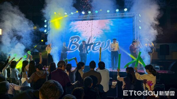 ▲新樓醫院160週年感恩餐會於成大中正堂舉行,1600名同仁齊聚,場面盛大。(記者林東良翻攝,下同)