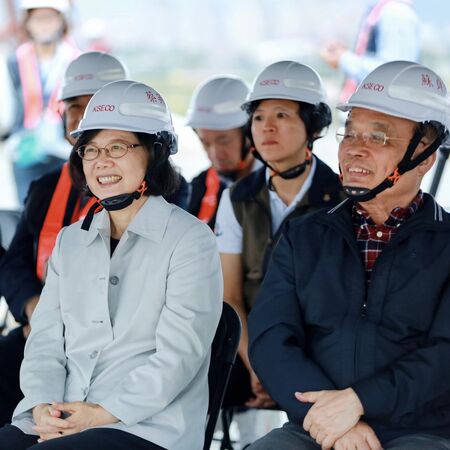 ▲▼前總統蔡英文、前行政院長蘇貞昌一起去參觀明年即將完工的淡江大橋。(圖/蔡英文臉書)