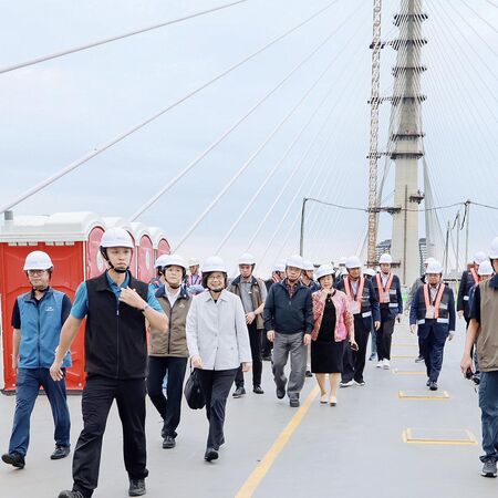 ▲▼前總統蔡英文、前行政院長蘇貞昌一起去參觀明年即將完工的淡江大橋。(圖/蔡英文臉書)