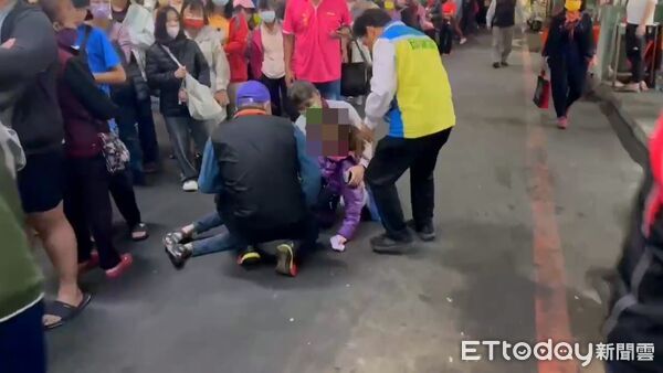 ▲▼ 彰化果菜市場送3000份免費水果 人龍1公里有人排到昏倒 。(圖/記者唐詠絮翻攝)