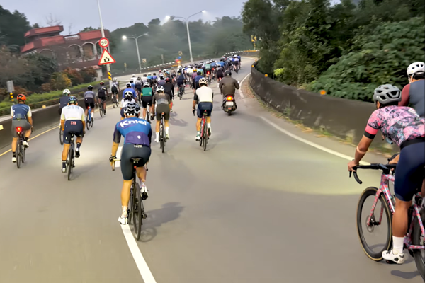 ▲▼公路自行車賽發生意外,15歲少年受傷送醫。(圖/翻攝臉書/經典新玉門關公路自行車賽)