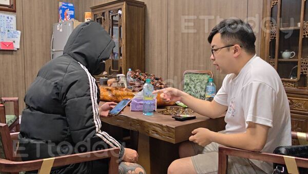 ▲薛姓男子拿手機回憶當初8天被囚的情況 。(圖/記者吳奕靖攝)