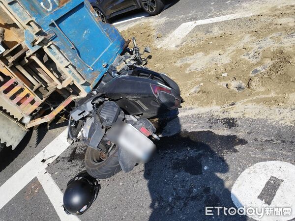 ▲▼台南車禍,大貨車煞車不及翻覆追撞前車。(圖/記者林東良翻攝)