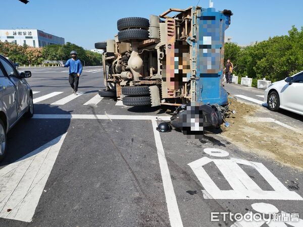 ▲▼台南車禍,大貨車煞車不及翻覆追撞前車。(圖/記者林東良翻攝)