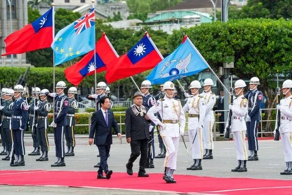 ▲▼吐瓦魯國總理戴斐立(Feleti Teo)接受總統賴清德軍禮歡迎。(圖/外交部提供)