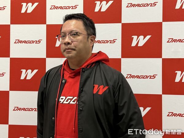 ▲味全龍領隊丁仲緯。(圖/記者楊舒帆攝)