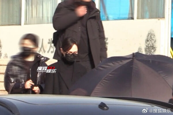 ▲▼唐嫣才爆離婚「低調現身羅晉父親葬禮」。(圖/翻攝自微博/搜狐娛樂)