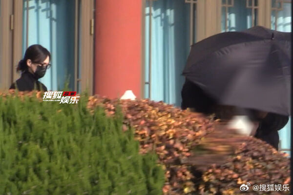 ▲▼唐嫣才爆離婚「低調現身羅晉父親葬禮」。(圖/翻攝自微博/搜狐娛樂)