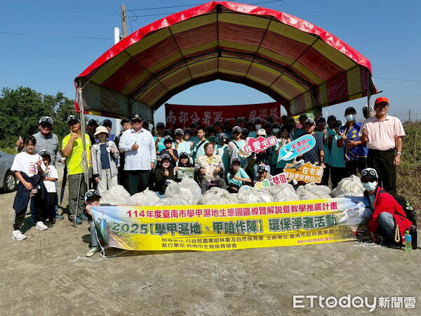 ▲義竹國中義起社服走入學甲濕地,與海巡署及社區攜手展開淨灘行動。 (記者林東良翻攝,下同)