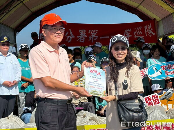 ▲義竹國中義起社服走入學甲濕地,與海巡署及社區攜手展開淨灘行動。 (記者林東良翻攝,下同)