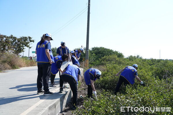 ▲義竹國中義起社服走入學甲濕地,與海巡署及社區攜手展開淨灘行動。 (記者林東良翻攝,下同)
