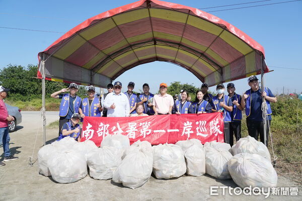 ▲義竹國中義起社服走入學甲濕地,與海巡署及社區攜手展開淨灘行動。 (記者林東良翻攝,下同)