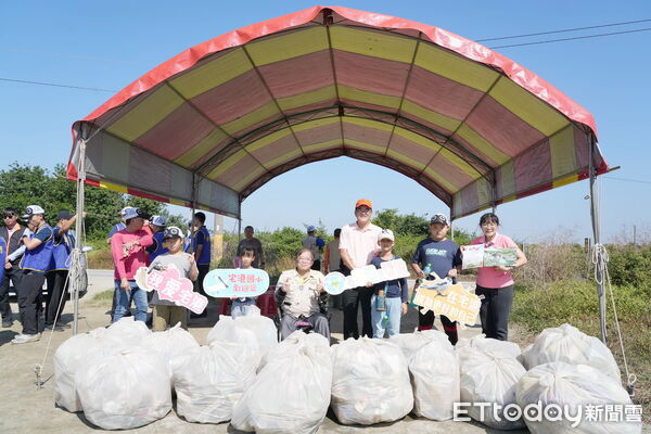 ▲義竹國中義起社服走入學甲濕地,與海巡署及社區攜手展開淨灘行動。 (記者林東良翻攝,下同)