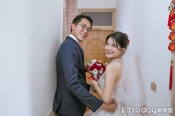 ▲台南市議員李宗霖與律師陳嘉伶完成終身大事,婚宴席開百桌,現場星光熠熠祝福新人。(記者林東良翻攝,下同)