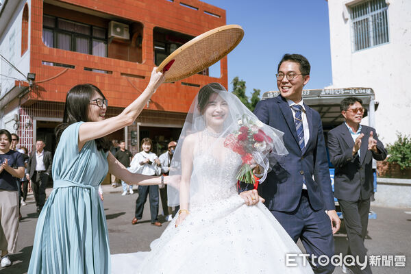 ▲台南市議員李宗霖與律師陳嘉伶完成終身大事,婚宴席開百桌,現場星光熠熠祝福新人。(記者林東良翻攝,下同)