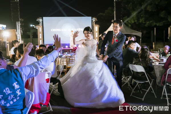 ▲台南市議員李宗霖與律師陳嘉伶完成終身大事,婚宴席開百桌,現場星光熠熠祝福新人。(記者林東良翻攝,下同)