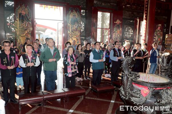 ▲黃偉哲市長於北門迎接黑面三媽聖駕,祈願災後復原順利。(記者林東良翻攝,下同)