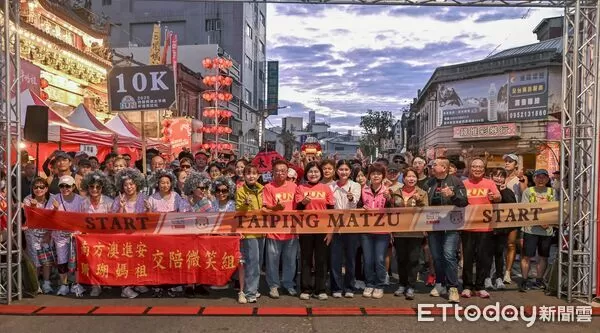 ▲兩千名跑者於清晨集結西螺福興宮前,準備迎接祈福馬拉松挑戰。(圖/記者游瓊華翻攝)