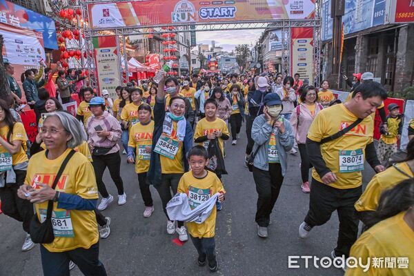 ▲兩千名跑者於清晨集結西螺福興宮前,準備迎接祈福馬拉松挑戰。(圖/記者游瓊華翻攝)
