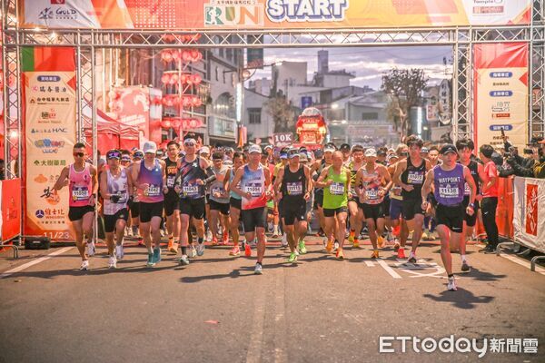 ▲兩千名跑者於清晨集結西螺福興宮前,準備迎接祈福馬拉松挑戰。(圖/記者游瓊華翻攝)