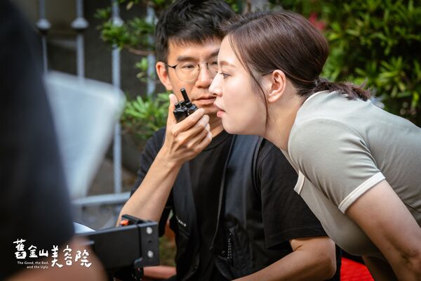 ▲《舊金山美容院》導演杜政哲驚喜客串 與劉品言趣味互動。(圖/TVBS提供)