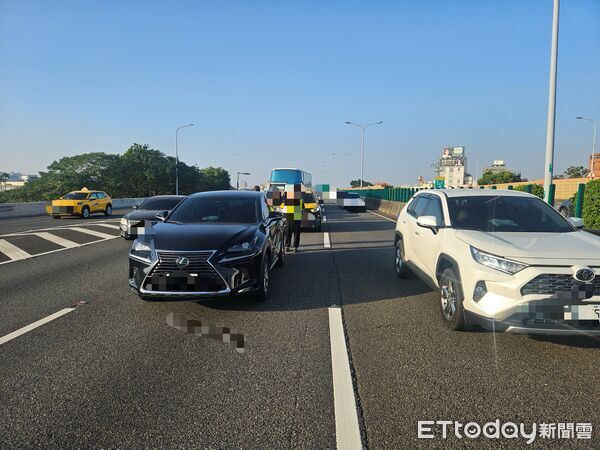 ▲▼國道1號下午發生連環撞事故。(圖/記者林東良翻攝)