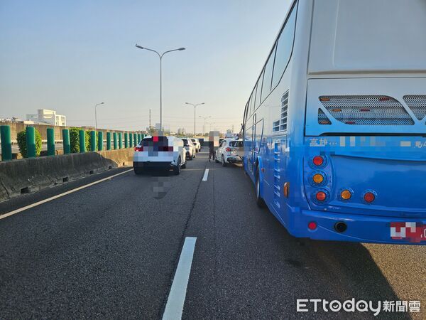 ▲▼國道1號下午發生連環撞事故。(圖/記者林東良翻攝)