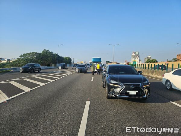 ▲▼國道1號下午發生連環撞事故。(圖/記者林東良翻攝)