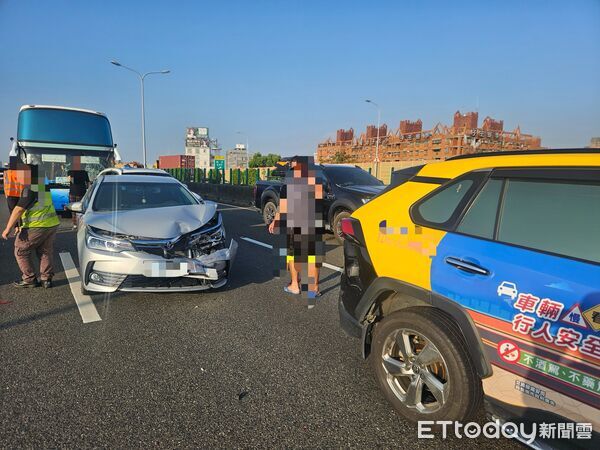 ▲▼國道1號下午發生連環撞事故。(圖/記者林東良翻攝)