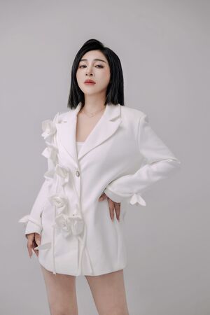 ▲▼ 王彩樺帶著黃于庭登台演出。(圖/中天電視提供)