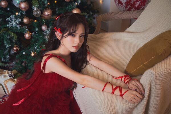 ▲▼ 王彩樺帶著黃于庭登台演出。(圖/中天電視提供)