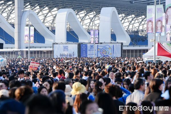▲▼TWICE高雄世運演唱會 。(圖/記者許宥孺翻攝)